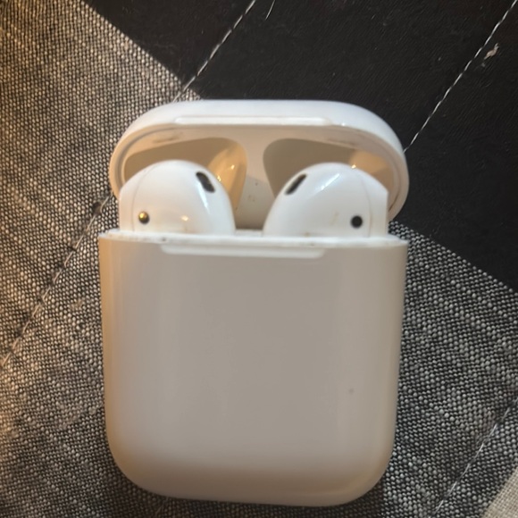 Apple White Wireless earbuds with Charging Case